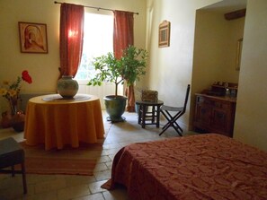 3 chambres, fer et planche à repasser, Wi-Fi gratuit, draps fournis