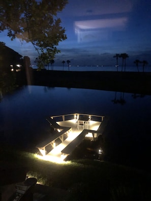 Un barco con zona de comedor y una pequeña mesa, rodeado de agua.