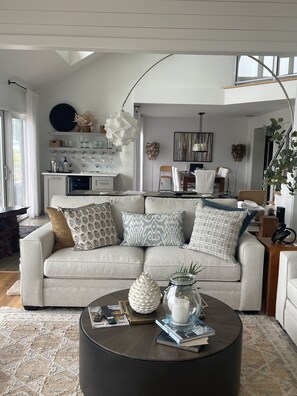 Télévision, lecteur de DVD, chaîne hi-fi