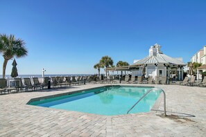 Alberca techada y alberca climatizada