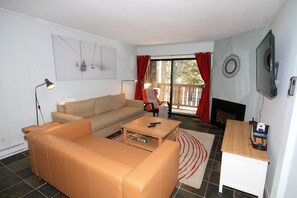 Fernseher, Kamin, DVD-Player