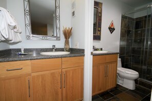 Regadera, amenidades de baño gratuitas, secadora de cabello, toallas 