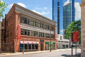 Exterior - Downtown Music City Loft living! ~Steps to the Ryman and Broadway (Nashville)