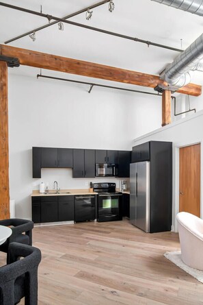 Kühlschrank, Mikrowelle, Ofen, Herdplatte