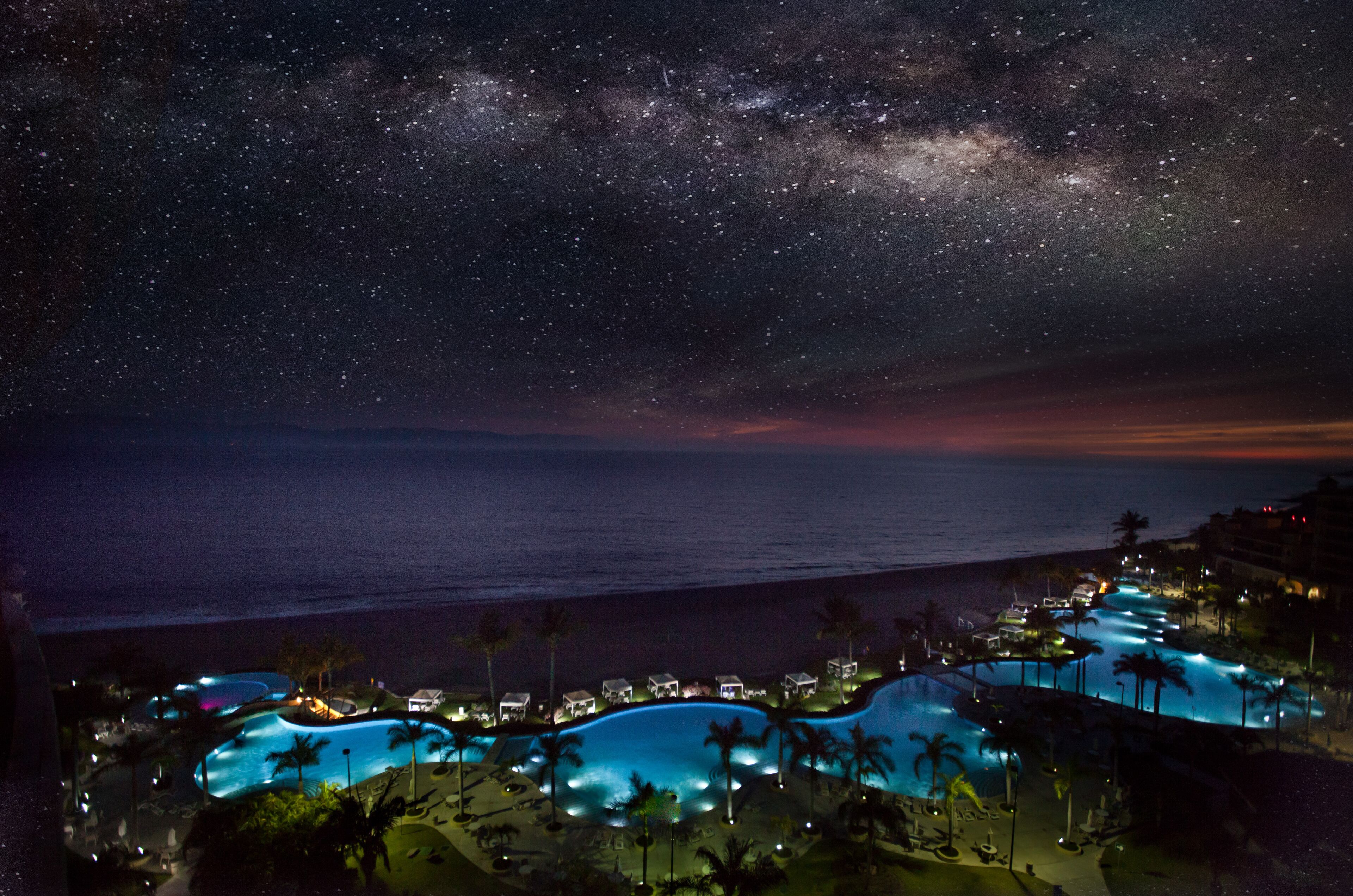 Utendørsbasseng og et oppvarmet basseng