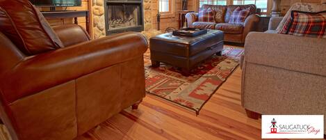 Smart-tv, eldstad, dvd-spelare och böcker