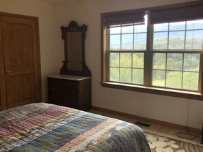 2 bedrooms, desk, iron/ironing board, WiFi