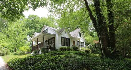 Brevardin keskustan mökki ~ Kävele Main Streetin ravintoloihin ja kauppoihin ~ Wifi