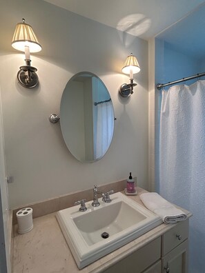 Ensemble douche/baignoire, sèche-cheveux, serviettes fournies, savon