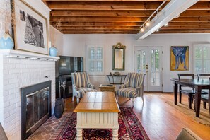 Smart TV, fireplace, DVD player, books - Beach Block Living in Charming South Rehoboth.  21 to 28 July week available. (Rehoboth Beach)