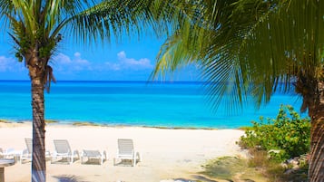 Na praia, espreguiçadeiras, toalhas de praia