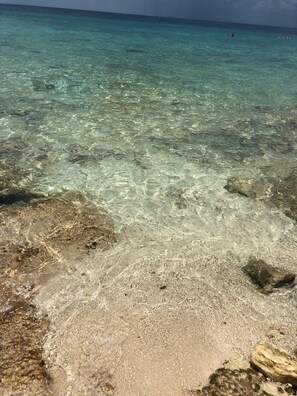 En la playa, camastros y toallas de playa 