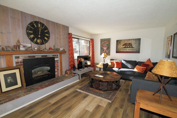 Een televisie en een open haard