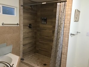 Ensemble douche/baignoire, baignoire Ă jets, sĂšche-cheveux