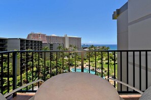Outdoor dining - KS 819 Spacious 1BD with Ocean Views & Central AC (Lahaina)