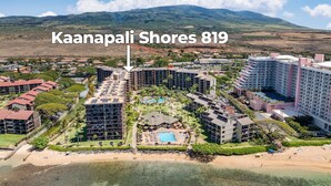 Ein Resort mit mehreren Gebäuden, einem Pool und einem Strand.
