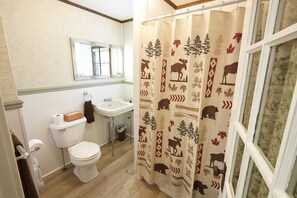Ensemble douche/baignoire, sèche-cheveux, serviettes fournies