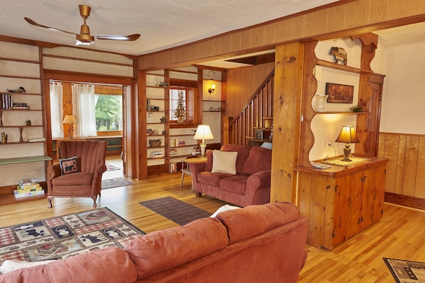 Smart-TV, peis, DVD-spiller og bøker