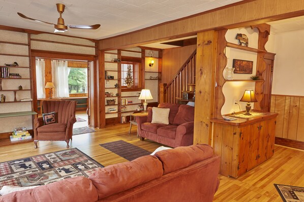 Smart-TV, peis, DVD-spiller og bøker