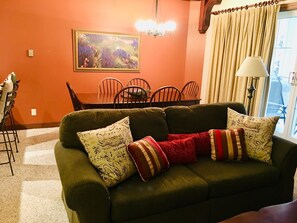 Téléviseur connecté, foyer, lecteur de DVD, livres