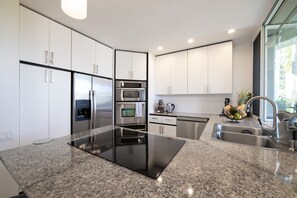 Frigorífico, microondas, horno y placa de cocina