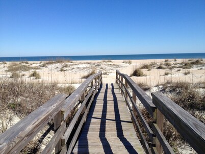  Modern 2B Carriage House 300' from the beach, walk to restaurants, sleeps 4