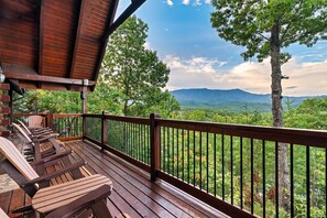 Property grounds - Emotional Rescue 4 BR Log Lodge, Unsurpassed Mt Le Conte views, Privacy, Luxury (Gatlinburg)
