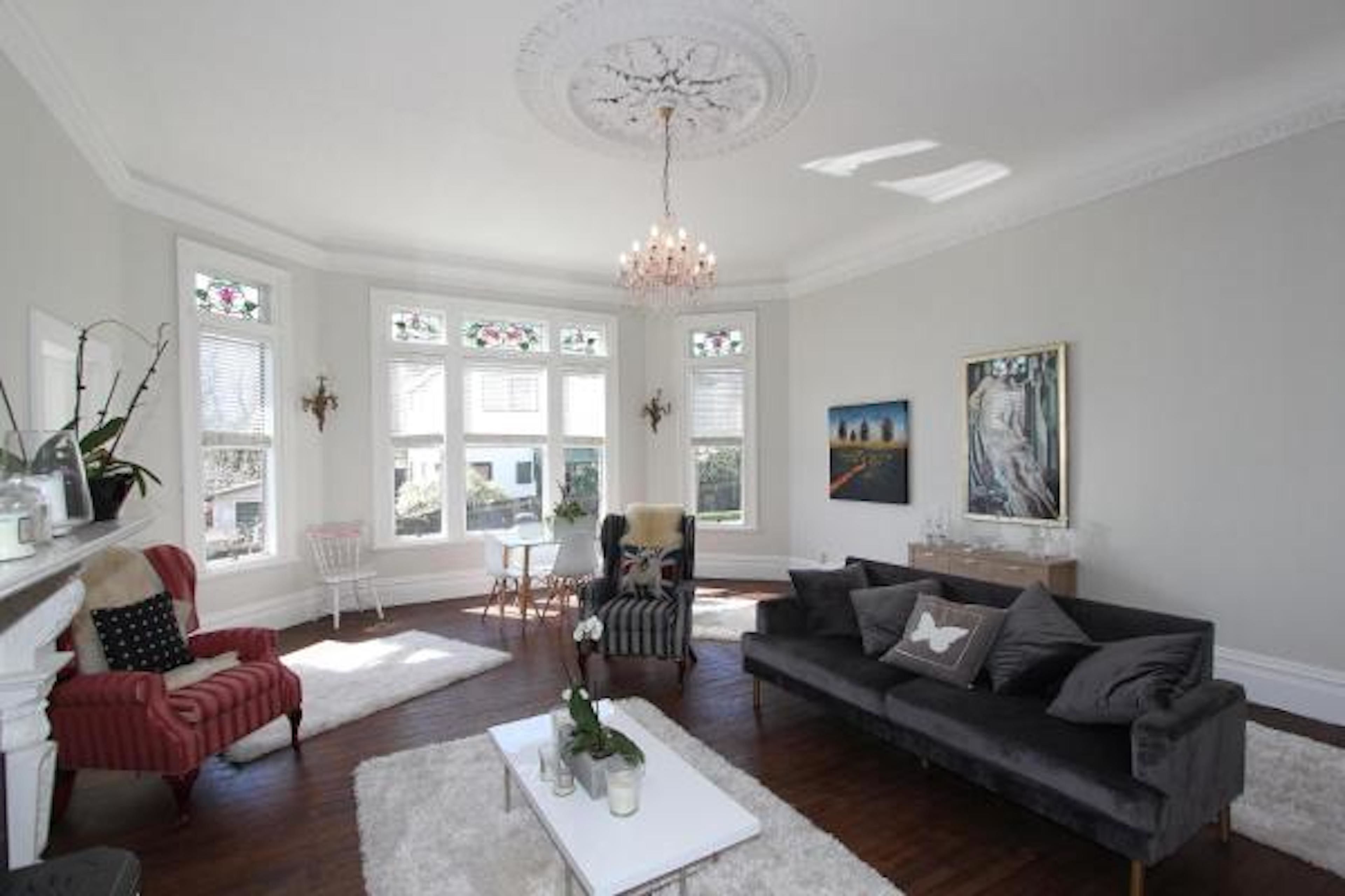 Classic House, 5 Bedrooms | Living area