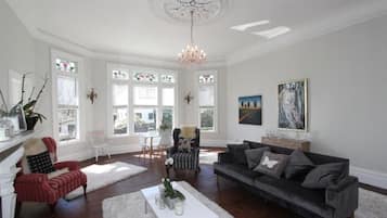 Classic House, 5 Bedrooms | Living area