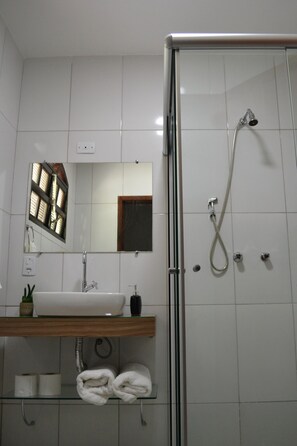 Family Room, Multiple Beds, Non Smoking | Bathroom | Shower, towels - Pousada Três Coqueiros (Angra dos Reis)