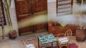 A courtyard with a pool, potted plants, and outdoor furniture. - Riad Ali Baba (Marrakech)