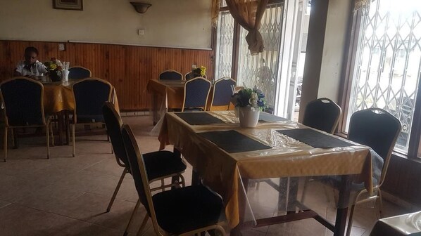 Déjeuner, dîner et souper servis sur place