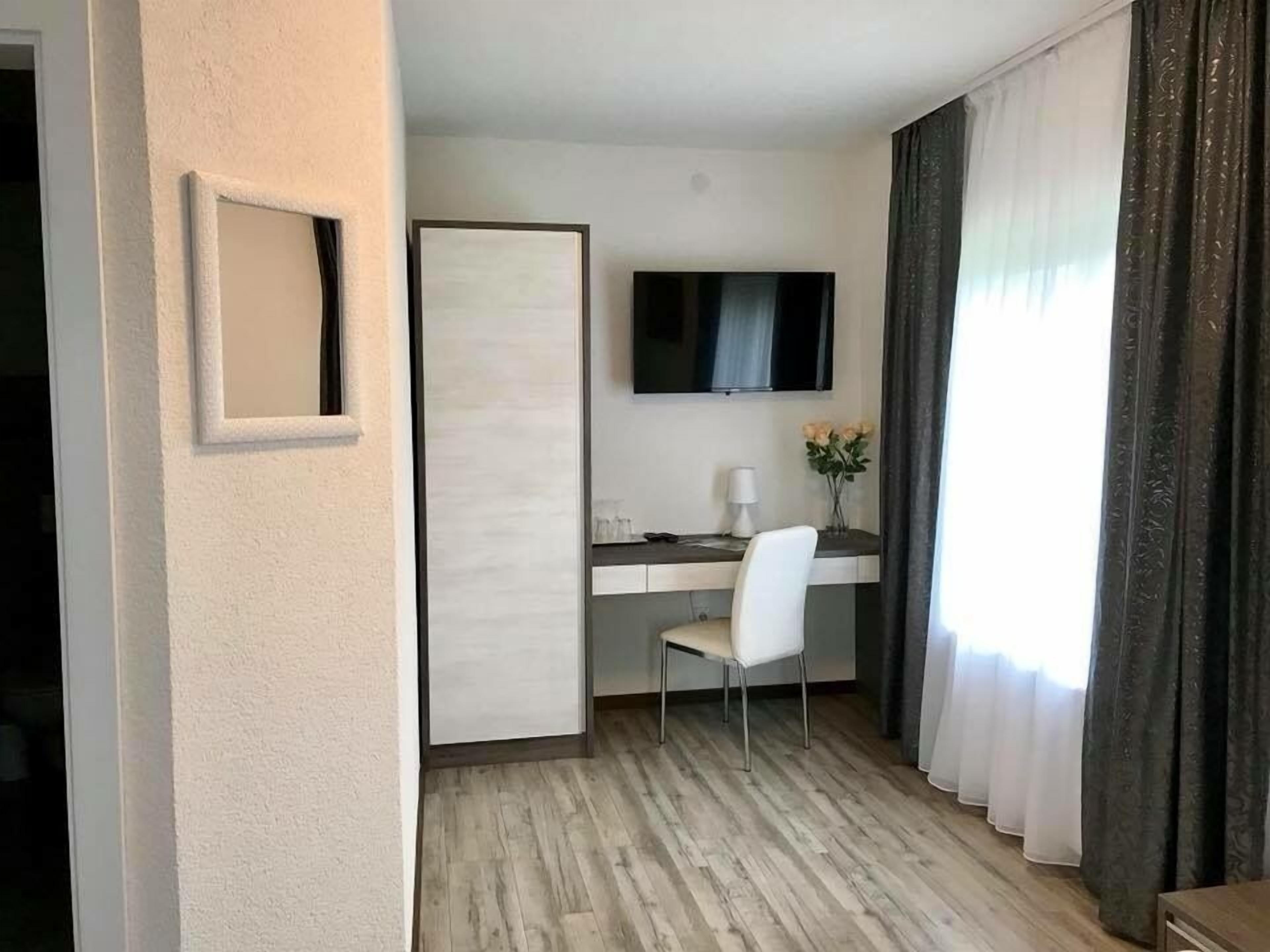 Meja kerja, tirai kedap cahaya, dan kedap suara