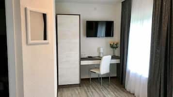 Meja kerja, tirai kedap cahaya, dan kedap suara