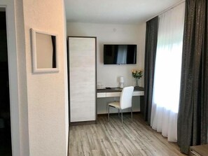 Bureau, rideaux occultants, chambres insonorisées, lits bébé (gratuits)