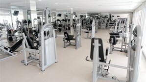 A gym with various exercise machines, mirrors, and a tiled floor. - Rio de Janeiro Season. Bora Bora Barra - Complete Leisure Resort - Barra da Tijuca - RJ (Rio de Janeiro)