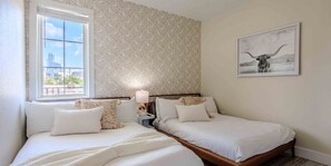 10 sovrum, skrivbord, strykjärn/strykbräda och resesäng