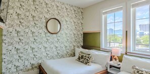 10 Schlafzimmer, Schreibtisch, BĂŒgeleisen/BĂŒgelbrett, Reisekinderbett