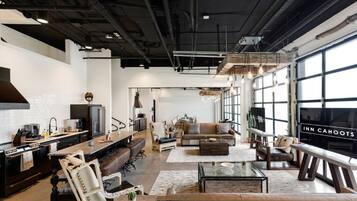 Un interior de hotel moderno con cocina, comedor y sala de estar.
