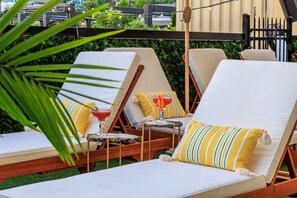 Property grounds - Inn Cahoots on 6th: 10BR/26Bed - Pool,Roofdeck, Garden Bars, Walk To Everything! (Austin)