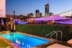 A heated pool - Inn Cahoots on 6th: 10BR/26Bed - Pool,Roofdeck, Garden Bars, Walk To Everything! (Austin)