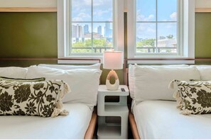 10 habitaciones, escritorio y tabla de planchar con plancha