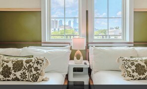 10 Schlafzimmer, Schreibtisch, Bügeleisen/Bügelbrett, Reisekinderbett