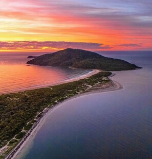Una spiaggia nelle vicinanze, lettini da mare