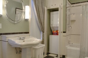 Duschwanne, Whirlpool, Haartrockner, Handtücher