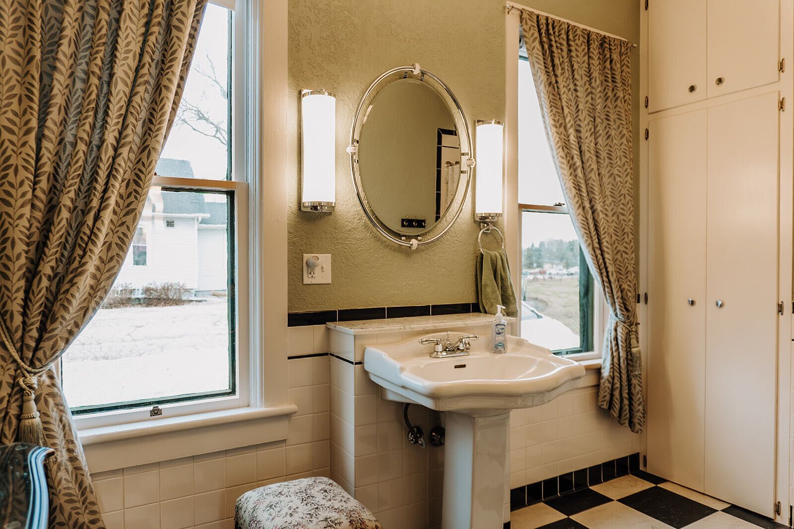 Combined shower/bathtub, jetted bath, hair dryer, towels