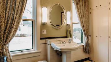 Combined shower/bathtub, jetted bath, hair dryer, towels