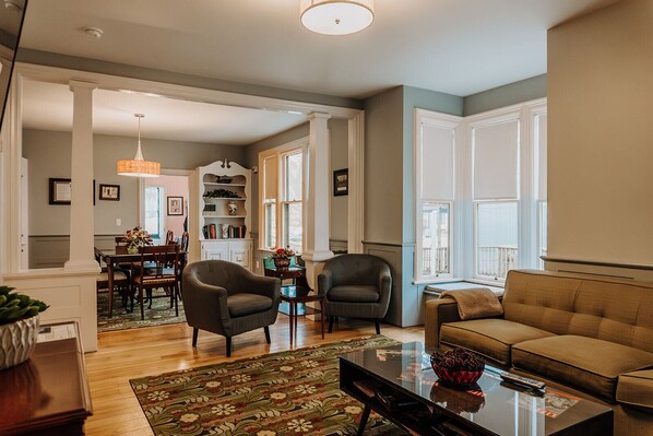 Smart-TV, Videospielkonsole, DVD-Player, Bücher