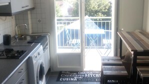 Cafetera y tetera, refrigerador, horno y parrilla de estufa 