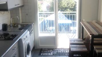 Réfrigérateur, four, plaque de cuisson, cafetiÚre/bouilloire